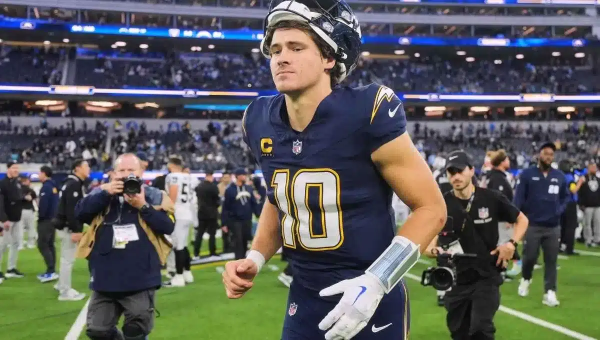 Chargers QB Justin Herbert Fractures Non-Throwing Hand in Win Over Raiders, Faces Quick Turnaround